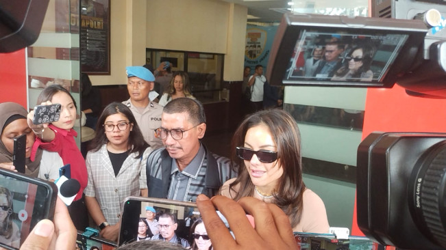 Umrah ke Tanah Suci, Nikita Mirzani Berdoa Agar Vadel Dijebloskan ke Penjara